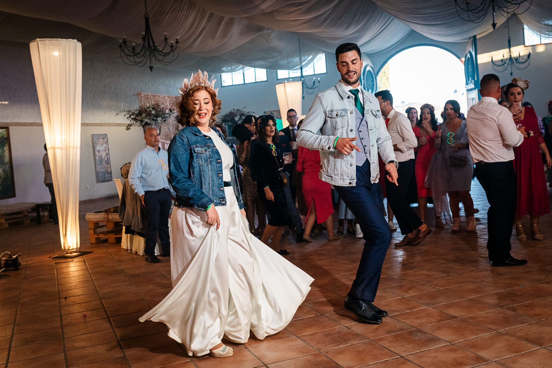 Novios bailando en la barra libre en su boda en Candy bar en una boda en Decoración de las mesas en una boda en Reportaje de novios en Hacienda Dehesa del Colmenar Córdoba