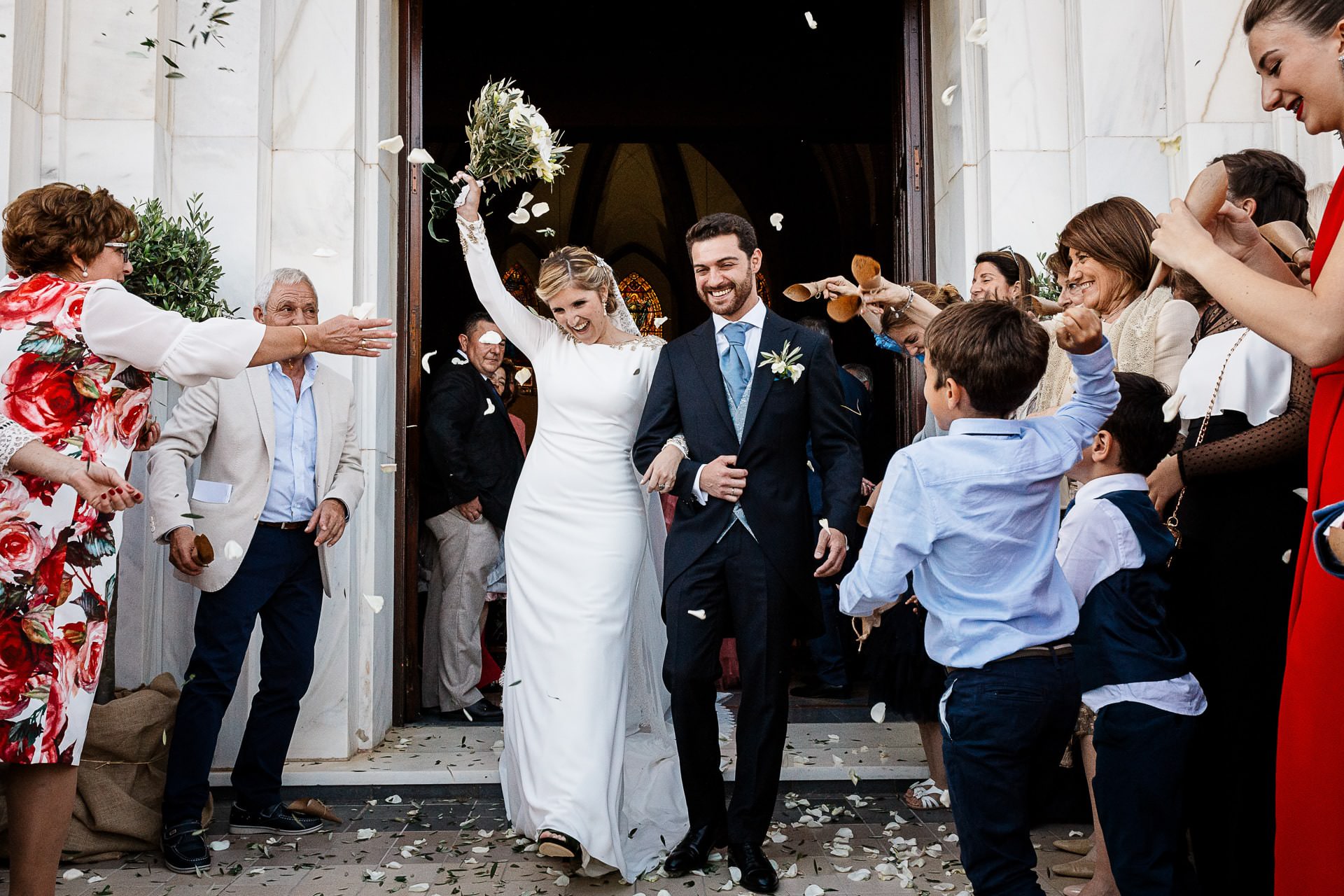 Salida de los novios de la iglesia boda en Málaga