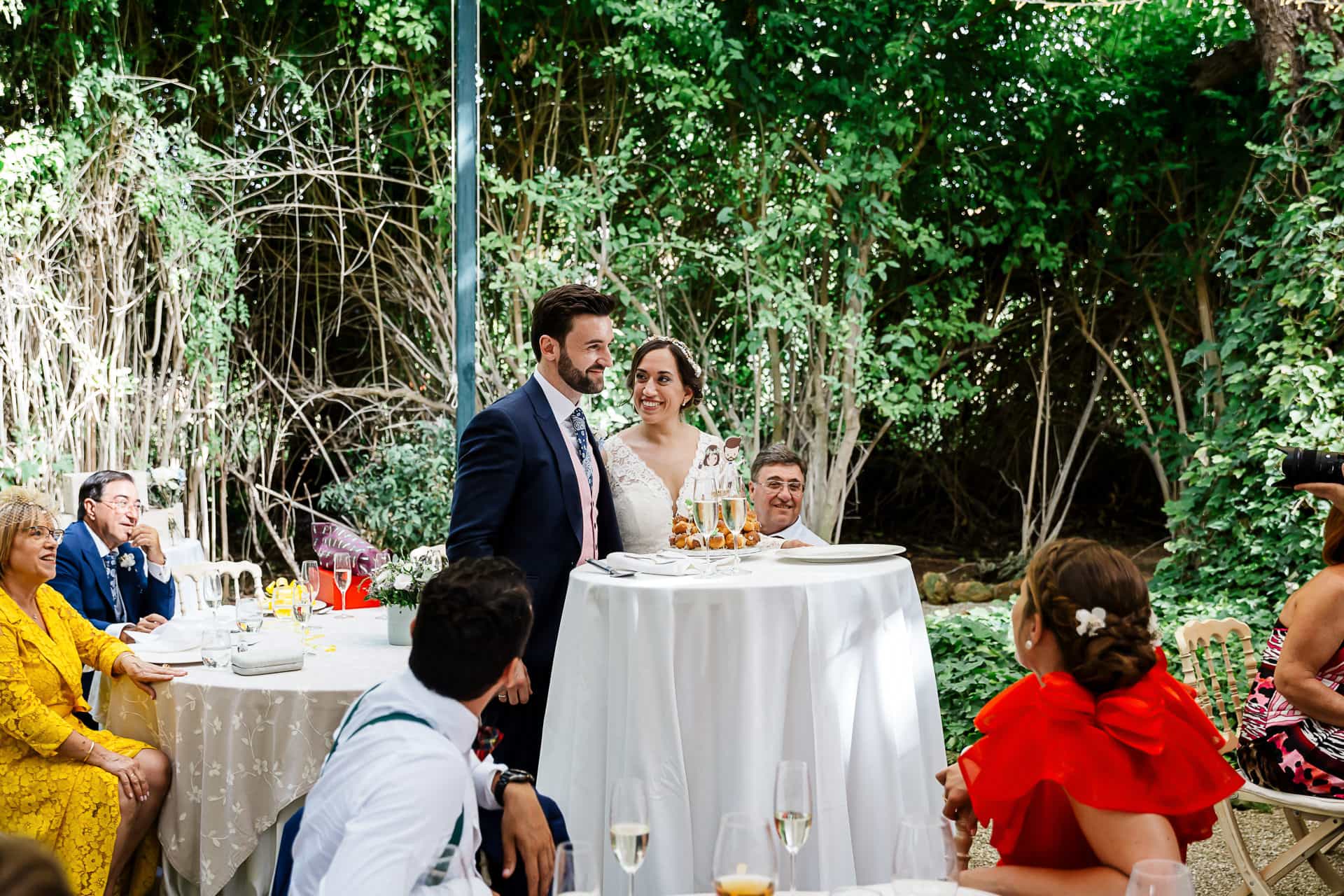 Corte de tarta de novios en su boda en La Casita de Madera de Málaga